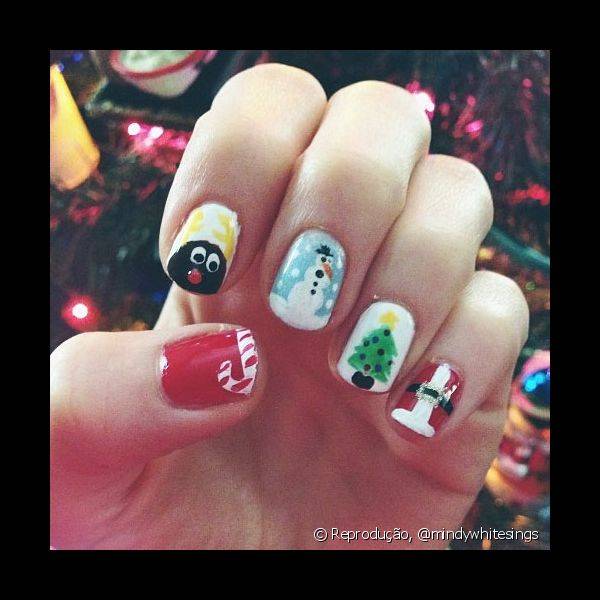 Mindy White usou vários símbolos do Natal para compor sua nail art que levou uma rena, um boneco de neve, a árvore e a roupa do papai Noel